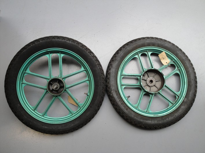 Picture of wheel set vespa bravo green